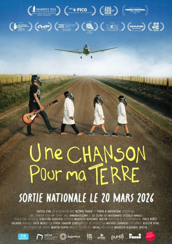 une chanson pour ma terre ; un avion à pulvériser des pesticides survole une route d'où est prise la photo ; au 1er plan on voit un des enfants munis de masques à gaz et en habillés en blanc qui traversent la route, suivi de leur professeur qui tient une guitare