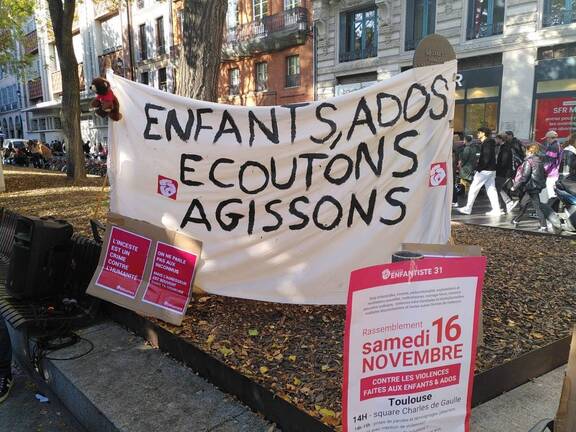 banderole enfants, ados, écoutons, agissons
